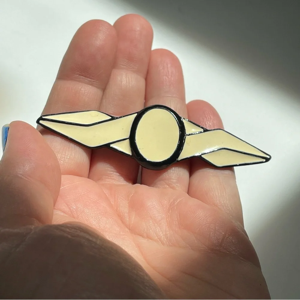 π¨π¨FINAL SALE!!!π¨π¨Vtg Art Deco style cream & black enamel on metal wings brooch - Picture 1 of 5
